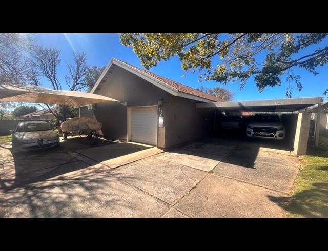 4 BEDROOM HOUSE FOR SALE IN KOSMOSPARK